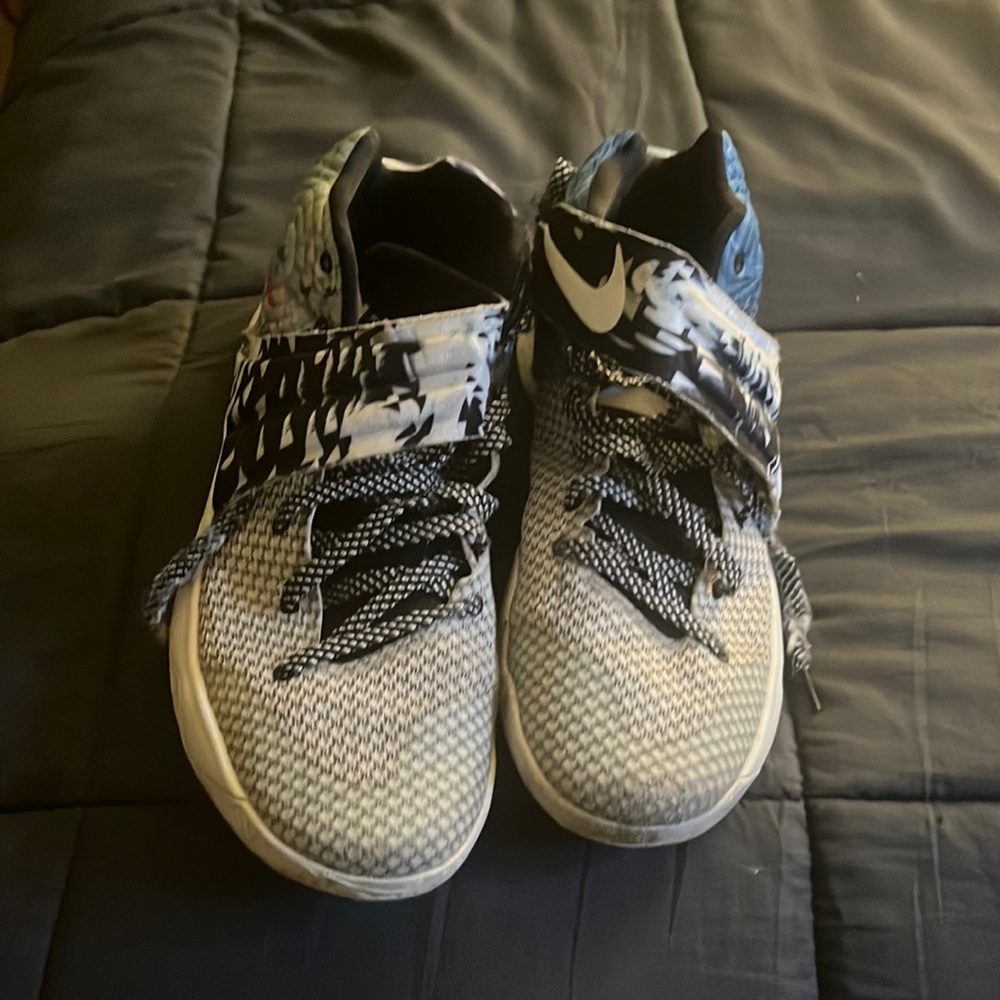 Shoe: Kyrie.    Color:white,blue.     Good for basketball